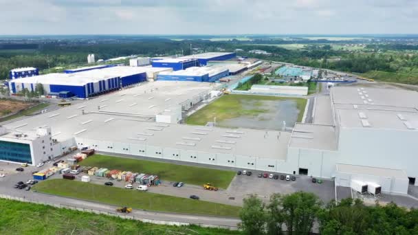 Letecký kruhový pohled na logistické centrum se skladištěm, nakládací centrum s mnoha návěsy. — Stock video
