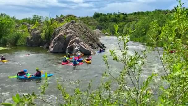 Güneşli bir gün, koninin ortasında rafting. — Stok video