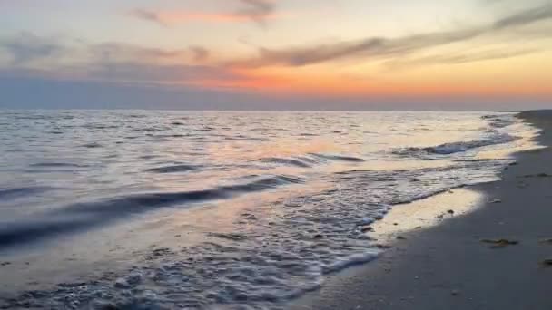 Sonnenuntergang am Mittelmeer. Orangefarbener bewölkter Himmel bei Sonnenuntergang. Mittelmeer bei Einbruch der Dunkelheit. — Stockvideo