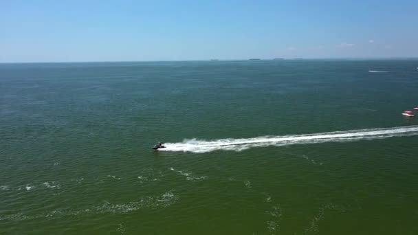 Vol Drone Drone aérien suivant Banana boat plein de gens qui s'amusent en mer