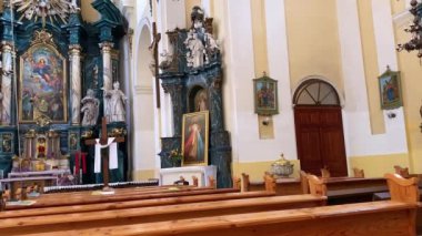 Çok eski bir ortaçağ sunağı. Güzel bir çerçevesi ve eski simgeleri var.