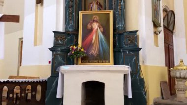 Çok eski bir ortaçağ sunağı. Güzel bir çerçevesi ve eski simgeleri var.