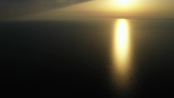 Incroyable coucher de soleil jaune-rose sur la mer. — Video