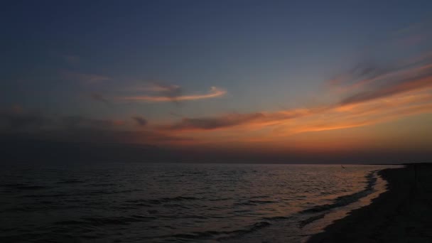 Increíble puesta de sol amarillo-rosa sobre el mar. — Vídeos de Stock
