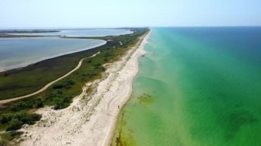 Kinburn tükürüğü üzerinde uçuş, deniz beyaz kumu, helikopter videosu.