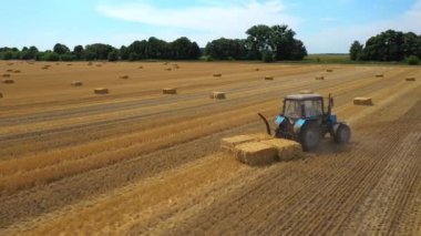 Tarım, traktör biçilmiş saman balyalarını bir yere çeker