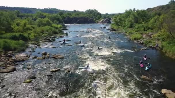 Zdjęcie lotnicze ludzi spływających po Rouge River. Zespoły spływowe Whitewater schodzą na szalonych rzekach z wiosłami pluskającymi się w wodzie. Trzy łodzie spływowe na Whitewater. — Wideo stockowe