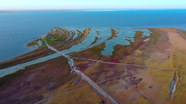 Vue aérienne de la steppe d'automne sur l'île au coucher du soleil, vue aérienne de l'île de Dzharylgach en automne, vue aérienne des lacs près de la mer, vue aérienne des lacs sur l'île au coucher du soleil — Video