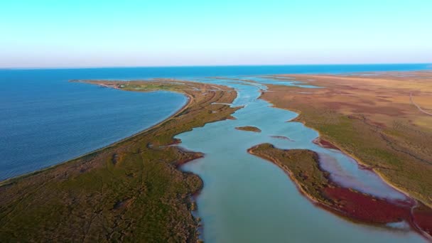 Luchtfoto van de herfststeppe op het eiland bij zonsondergang, luchtfoto van het eiland Dzharylgach in de herfst, luchtfoto van de meren bij de zee, luchtfoto van de meren op het eiland bij zonsondergang — Stockvideo