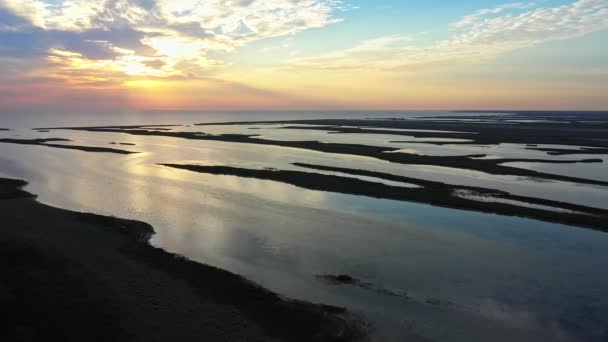 Flygfoto över hösten stäpp på ön vid solnedgången, antenn utsikt över Dzharylgach ön på hösten, antenn utsikt över sjöarna nära havet, antenn utsikt över sjöar på ön vid solnedgången — Stockvideo