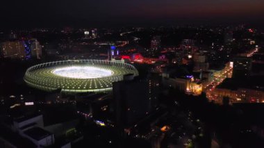 4K Havacılık. Şehir otoyolu, araba yangınları olan yol. Gece şehir trafik ekibi.