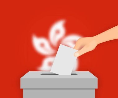 Hong Kong seçim pankartı arka planında. Bulanık bayraklı oy sandığı