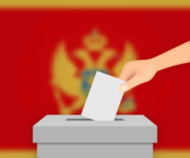 Karadağ seçim pankartı arka planında. Bulanık bayraklı oy sandığı