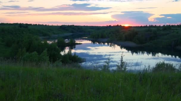 Sonnenuntergang vor dem Hintergrund des Flusses — Stockvideo