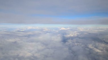 Hava yoluyla seyahat. Bir uçak pencereden görüntüleme.