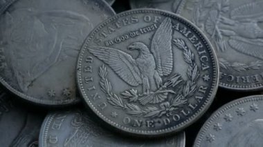 Bir dolar sikke yığını. Döngü