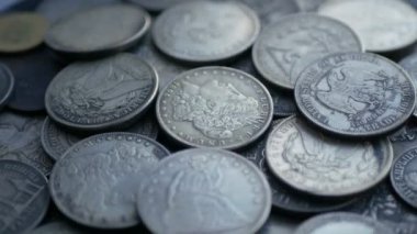 Bir dolar sikke yığını. Döngü 4k