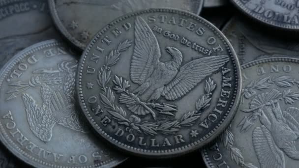 Hromada dolarových mincí. Smyčka 4k — Stock video