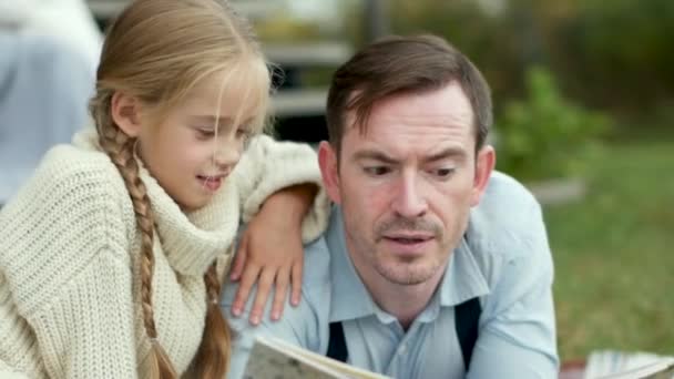 Retrato Familiar Jovencita Sentada Abrazando Padre Leyendo Libro Memoria Infantil — Vídeo de stock
