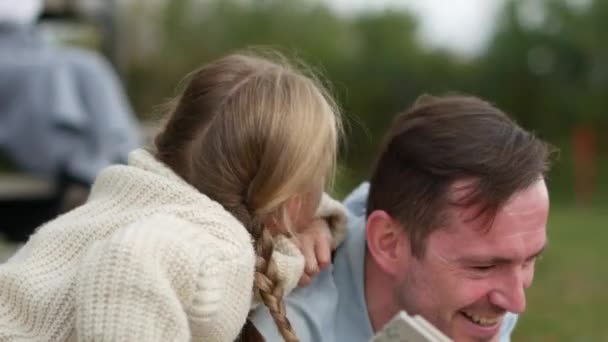 Familieportret. Jong meisje zit knuffelen haar vader en het lezen van een boek. Jeugdgeheugen. Vintage tijden in slow motion. Familie grenzen. Familie Chronicle — Stockvideo