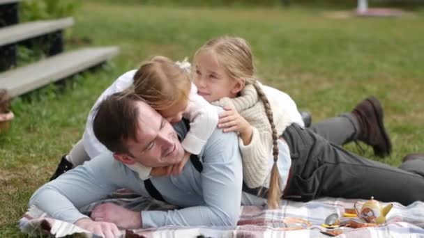 Familie spelen samen. Jeugdgeheugen. Vintage tijden in slow motion. Familie grenzen. Familieportret. Familie Chronicle — Stockvideo