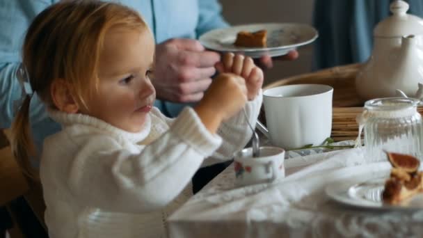 子供時代の記憶。小さな女の子がスプーンでお茶を飲んでいます。スローモーションでヴィンテージ時間。家族の境界。家族の肖像画ファミリークロニクル — ストック動画