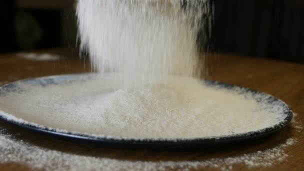 Perlahan. Close-up dari tepung melalui keributan saringan. Menyaring tepung. Memanggang. Bahan-bahan dan tahap persiapan. Tepung gandum mirip dengan salju . — Stok Video
