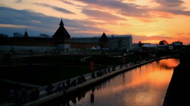 Sunset Timelapse'deki Eski Şato Silueti. Akşam bulutları hızla uzaklaşıyor..
