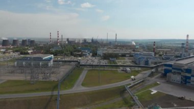 Sanayi bölgesi. Beyaz duman güneş aksine fabrika borusundan dökülür. Çevre kirliliği: dumanlı bir boru. Havadan görünüm