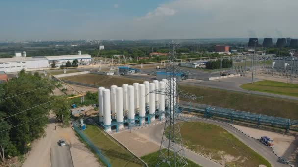 Tanques criogénicos. Planta de oxígeno líquido, tanques y bobinas de intercambio de calor. Recipientes a presión. Zona industrial. Vista aérea — Vídeo de stock