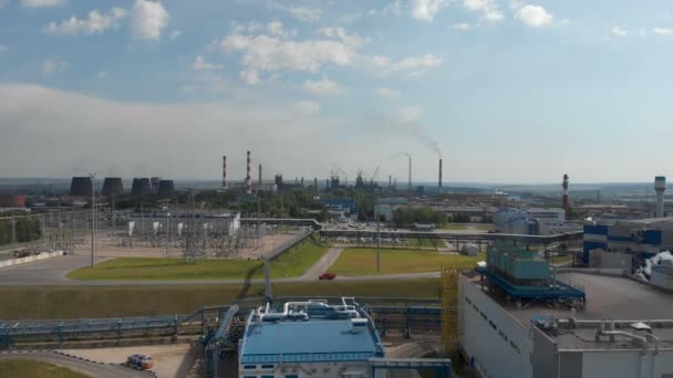 Zona industrial. A fumaça branca é derramada do tubo da fábrica em contraste com o sol. Poluição do ambiente: um tubo com fumo. Vista aérea — Vídeo de Stock