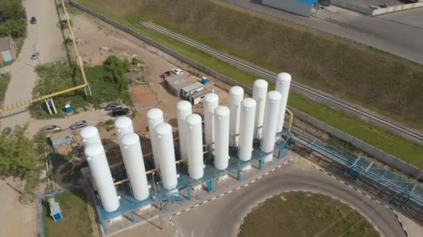 Tanques criogénicos. Planta de oxigênio líquido, tanques e bobinas de troca de calor. Vasos de pressão. Zona industrial. Vista aérea — Vídeo de Stock