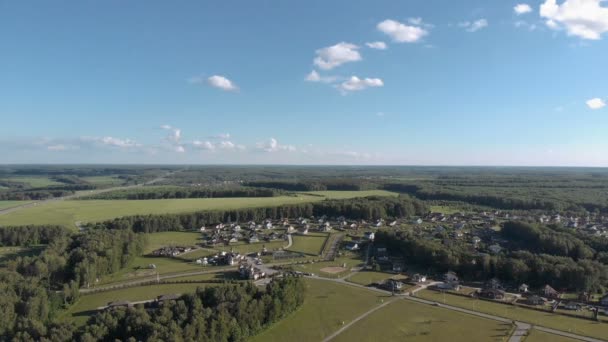 Imágenes aéreas sobre una urbanización clásica europea, casas desde arriba. Disparo aéreo sobre la parte superior de la urbanización. Vista aérea sobre el pueblo — Vídeo de stock