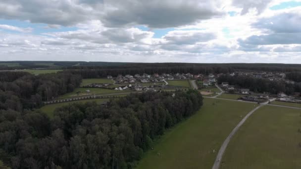 Imágenes aéreas sobre una urbanización clásica europea, casas desde arriba. Disparo aéreo sobre la parte superior de la urbanización. Vista aérea sobre el pueblo — Vídeo de stock