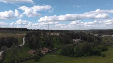 Yukarıdan evlerin havadan görüntüleri. Konut ların tepesinden havadan ateş edin. Lüks özel zanaatkar tarzı ev dış hava görünümü