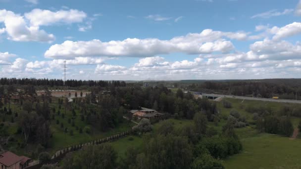 Luchtbeelden boven woningen van bovenaf. Luchtfoto geschoten over de top van de woningbouw landgoed. Luxe aangepaste ambachtsman stijl huis exterieur luchtfoto — Stockvideo