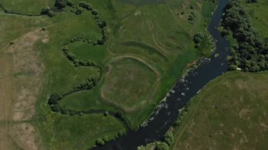 Güneşli bir günde nehrin havadan üst görünümü. Ekoloji, doğa, nehirler, su kavramı.