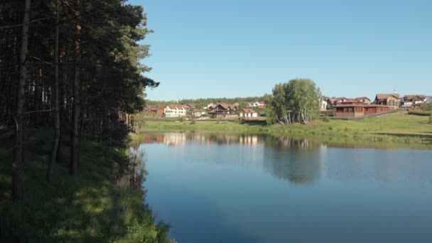 Blick Auf Das Dorf Fliegende Drohne Über Dem Teich Video — Stockvideo