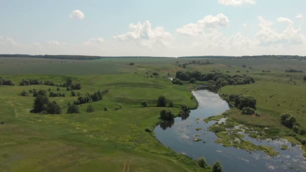 Flygvy över flod och fält. Resa, äventyr och pittoreska berömda destinations konceptet. Vackert landskap. Låg antenn flygning över ström — Stockvideo