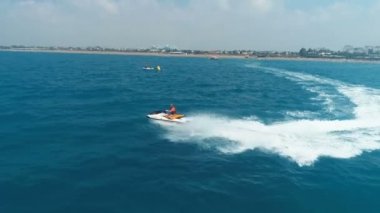 Hava Görünümü Üzerinde Man Hız Jet Ski Turistik Attraction Egzotik Tropikal Island Shore Beach Egzotik Extreme Spor Lar Tatil Gezisi Turizm Spor Cazibe Paradise Macera Kavramı at