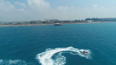 Hava Görünümü Üzerinde Man Hız Jet Ski Turistik Attraction Egzotik Tropikal Island Shore Beach Egzotik Extreme Spor Lar Tatil Gezisi Turizm Spor Cazibe Paradise Macera Kavramı at