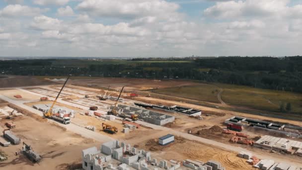 Construção de edifícios residenciais. Local de construção de uma altura. Área de construção com vista aérea. Trabalho de equipamento especial. Vista aérea do canteiro de obras. Vista aérea dos edifícios . — Vídeo de Stock