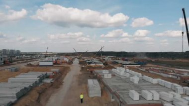 Konut binalarının inşaatı. Yükseklikten inşaat alanı. Hava manzaralı inşaat alanı. Özel ekipman işi. İnşaat alanının havadan görüntüsü. Binaların havadan görünüşü.