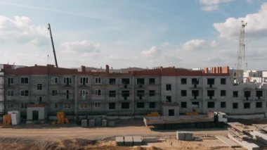 Konut binalarının inşaatı. Yükseklikten inşaat alanı. Hava manzaralı inşaat alanı. Özel ekipman işi. İnşaat alanının havadan görüntüsü. Binaların havadan görünüşü.