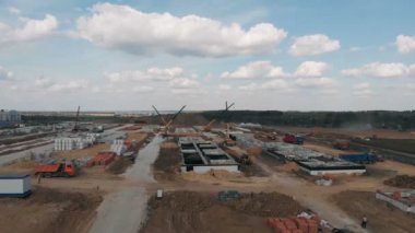 Konut binalarının inşaatı. Yükseklikten inşaat alanı. Hava manzaralı inşaat alanı. Özel ekipman işi. İnşaat alanının havadan görüntüsü. Binaların havadan görünüşü.