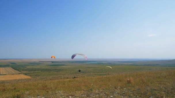 Birçok yamaç paraşütçüsi uçuyor. Siluet insanlar Yamaç paraşütü. Yamaç paraşütle uçuş deneyimi skydive yaz. — Stok video