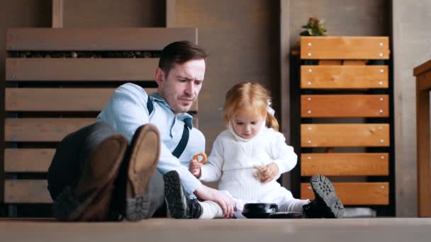 Father and daughter playing sitting on floor — Stock Video