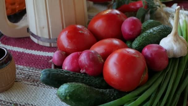 Varias verduras. Vegetales saludables en la mesa con toalla pelada. Tomates, pepinos, cebollino, pimientos picantes, ajo. Vista superior — Vídeo de stock