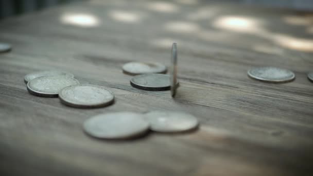 硬币在慢动作中坠落，并撞倒了一张木制桌子和彼此。Slowmo银元贬值 — 图库视频影像