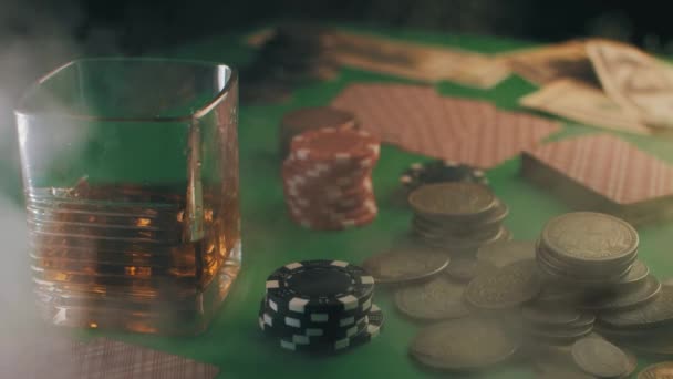 Ο πάγος πέφτει αργά σε ένα ποτήρι ουίσκι Παίζοντας πόκερ. Μάρκες στο καζίνο για στοίχημα. Τυχερά παιχνίδια — Αρχείο Βίντεο